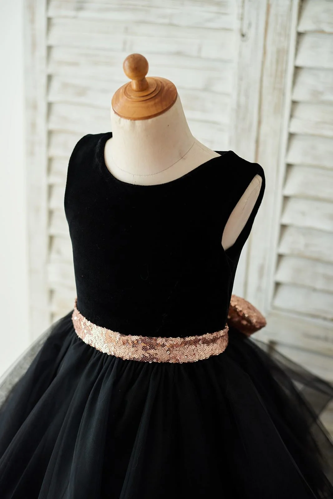 Black Velvet Heart-Shaped Back Sequin Bow Knee-length Dress - Image 4
