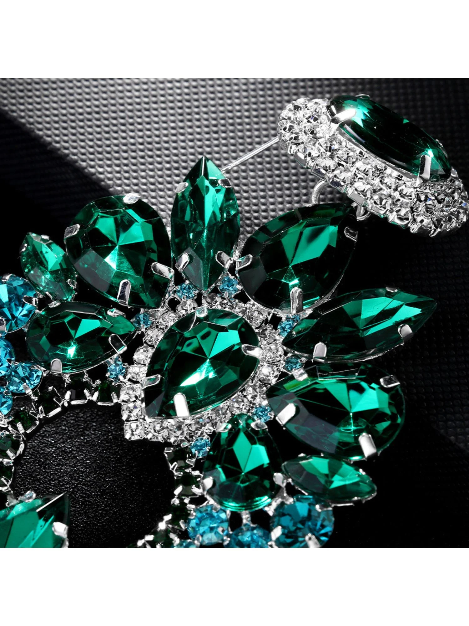 Emerald Green Exquisite High-End Fashion Delicated Crystal Drop Earrings - Image 3