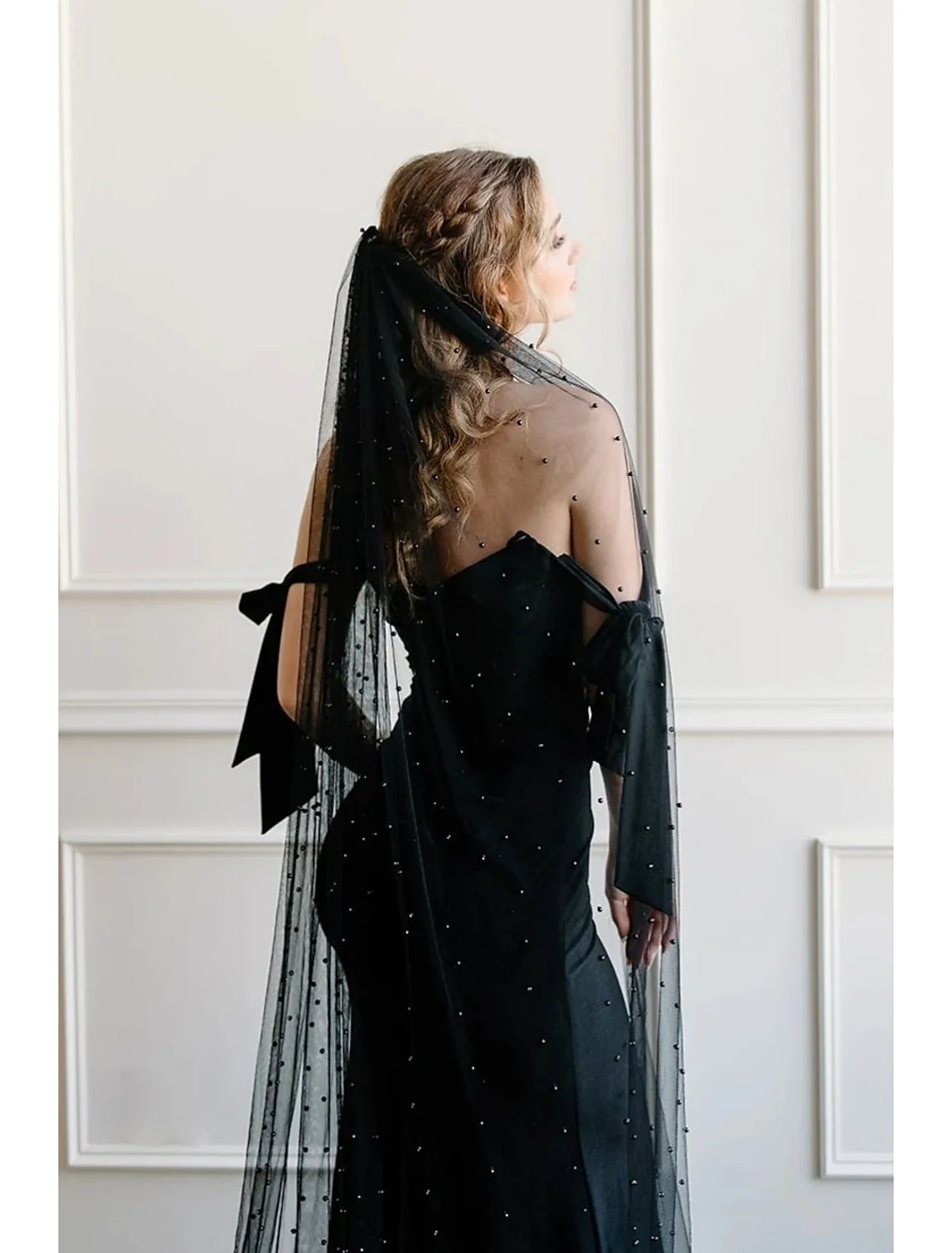 One-tier Artistic Style Wedding Veils with Beading - Image 2