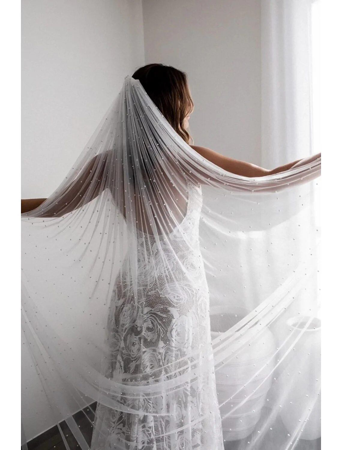 One-tier Vintage Style / Pearls Wedding Veil Cathedral Veils with Faux Pearl 110.24 in (280cm) Tulle - Image 11