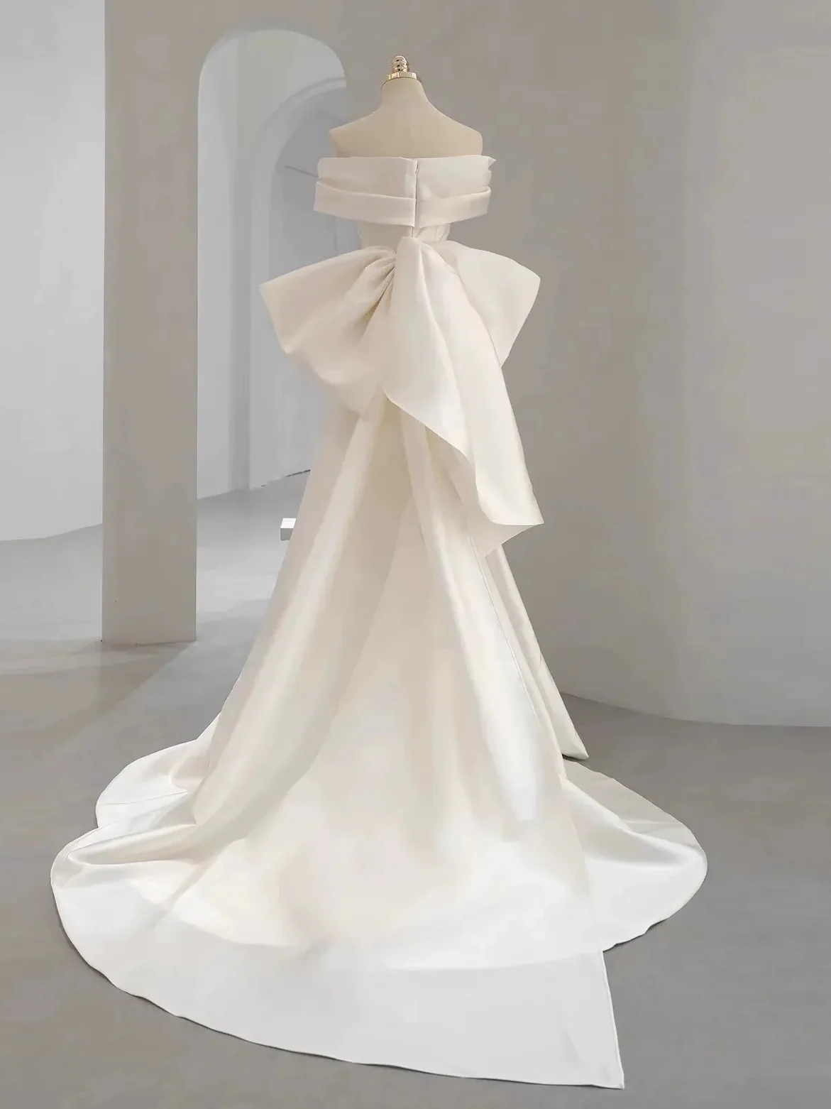 Trumpet/Mermaid Off-the-shoulder Floor-Length Wedding Dresses with Bow - Image 2