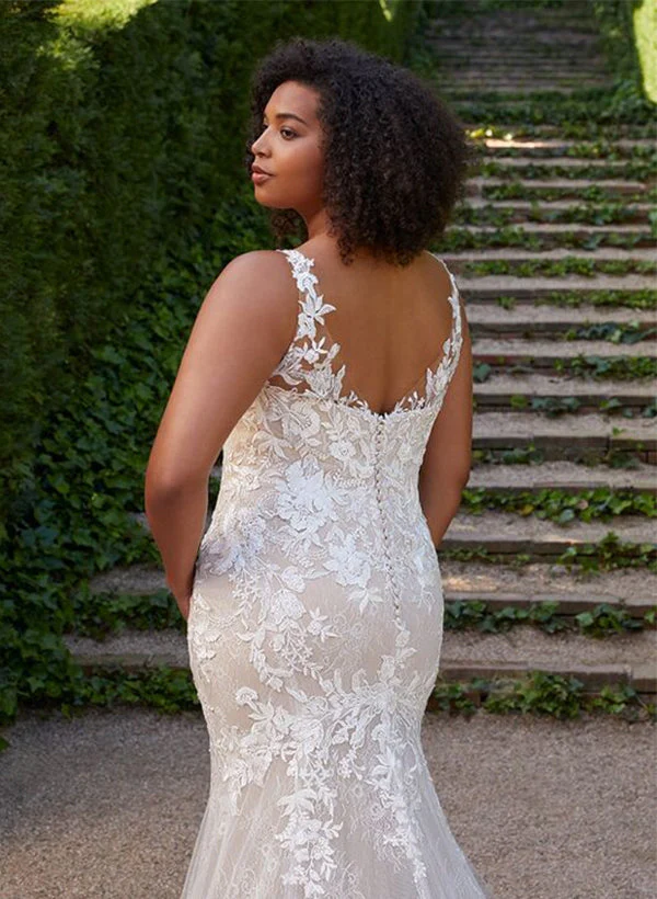 Trumpet/Mermaid V-Neck Plus Size Lace Wedding Dress with Applique - Image 3