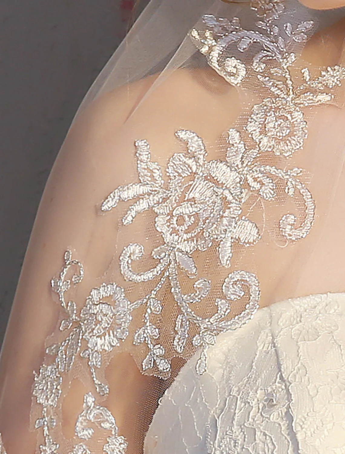 Two-tier Stylish / Lace Applique Edge Wedding Veil Elbow Veils with Appliques Lace - Image 3