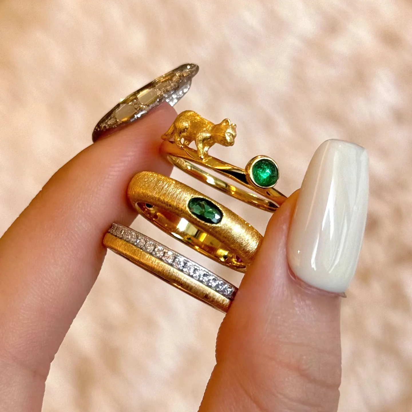 Vintage Brushed Cat Emerald Two Tone Bar Ring - Image 2